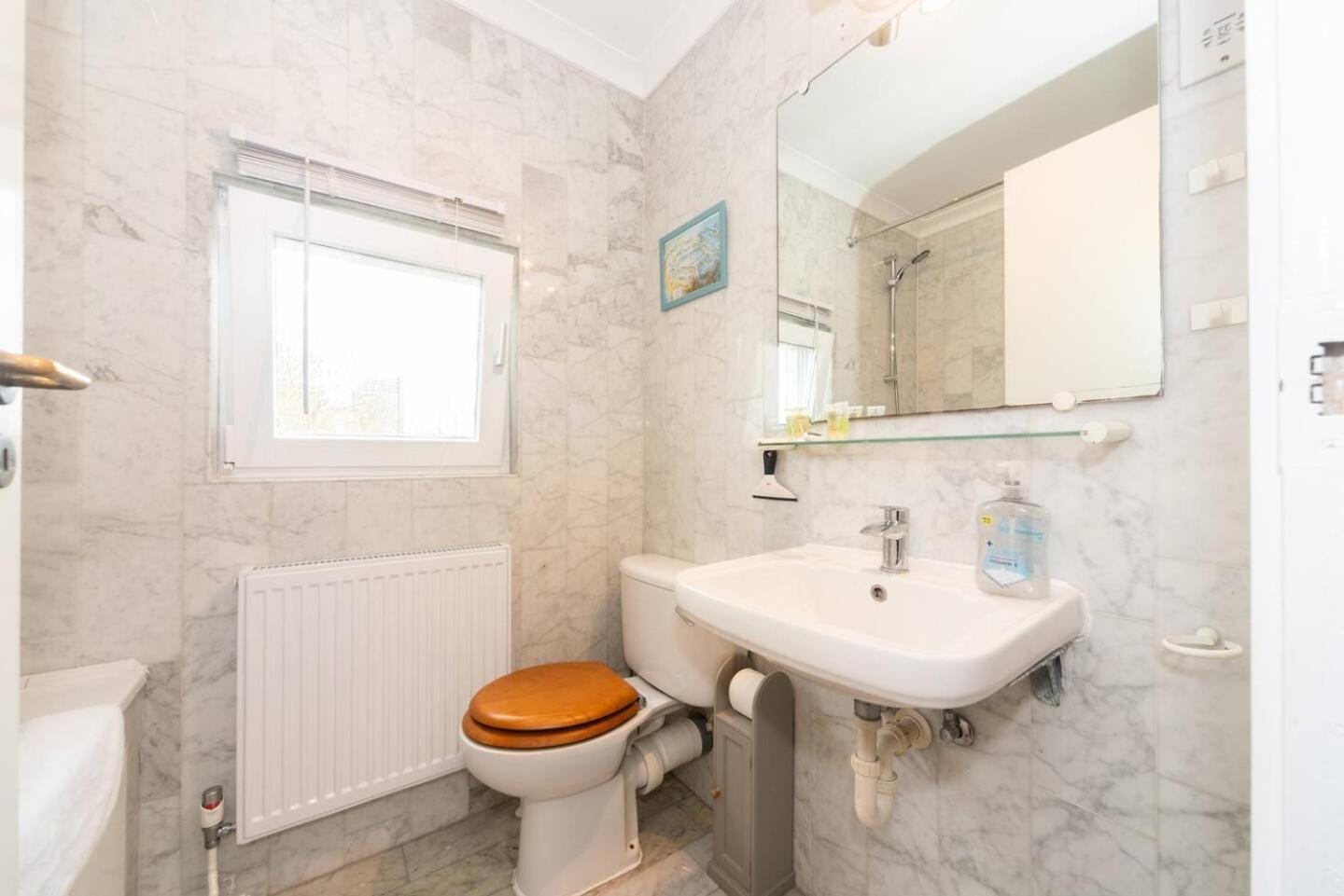 Sunny Maisonette With Views Over Canary Wharf, Londra Esterno foto