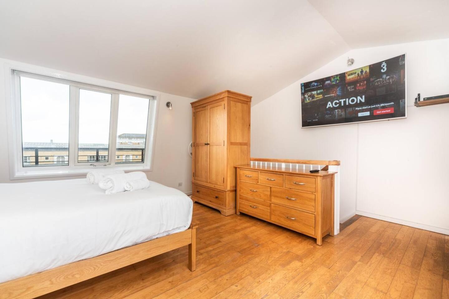 Sunny Maisonette With Views Over Canary Wharf, Londra Esterno foto