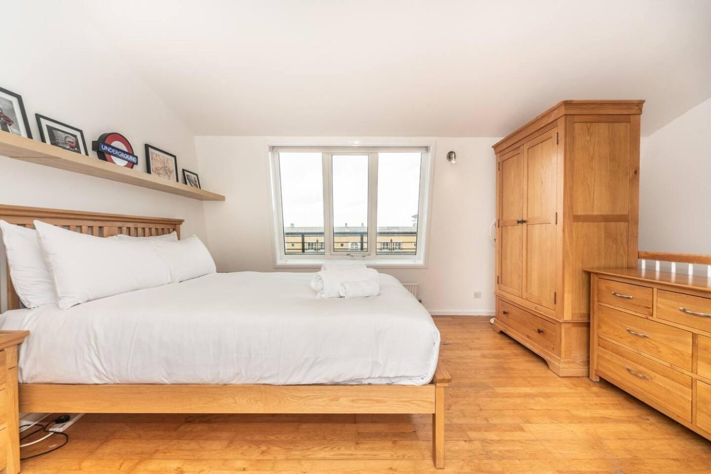 Sunny Maisonette With Views Over Canary Wharf, Londra Esterno foto