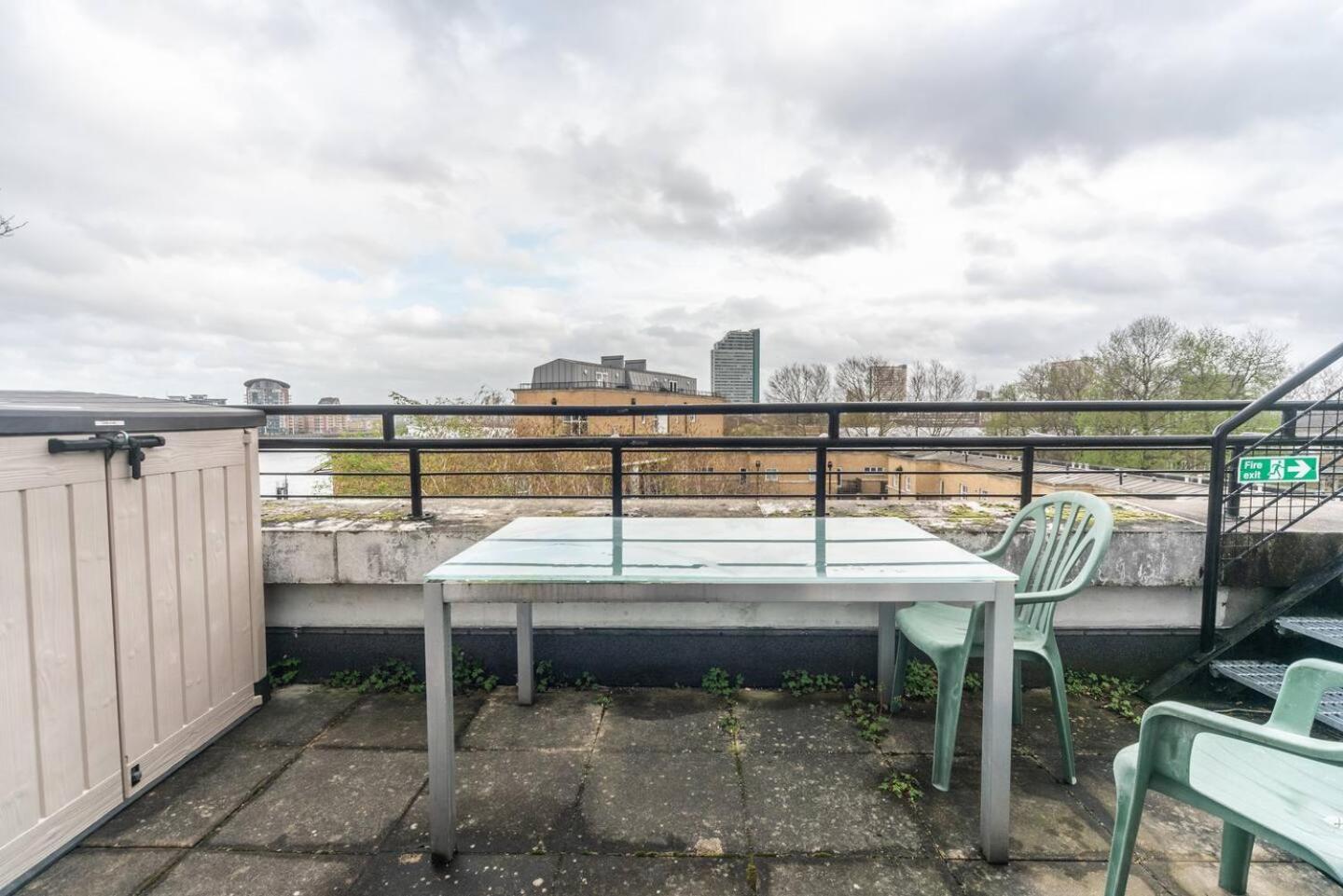 Sunny Maisonette With Views Over Canary Wharf, Londra Esterno foto