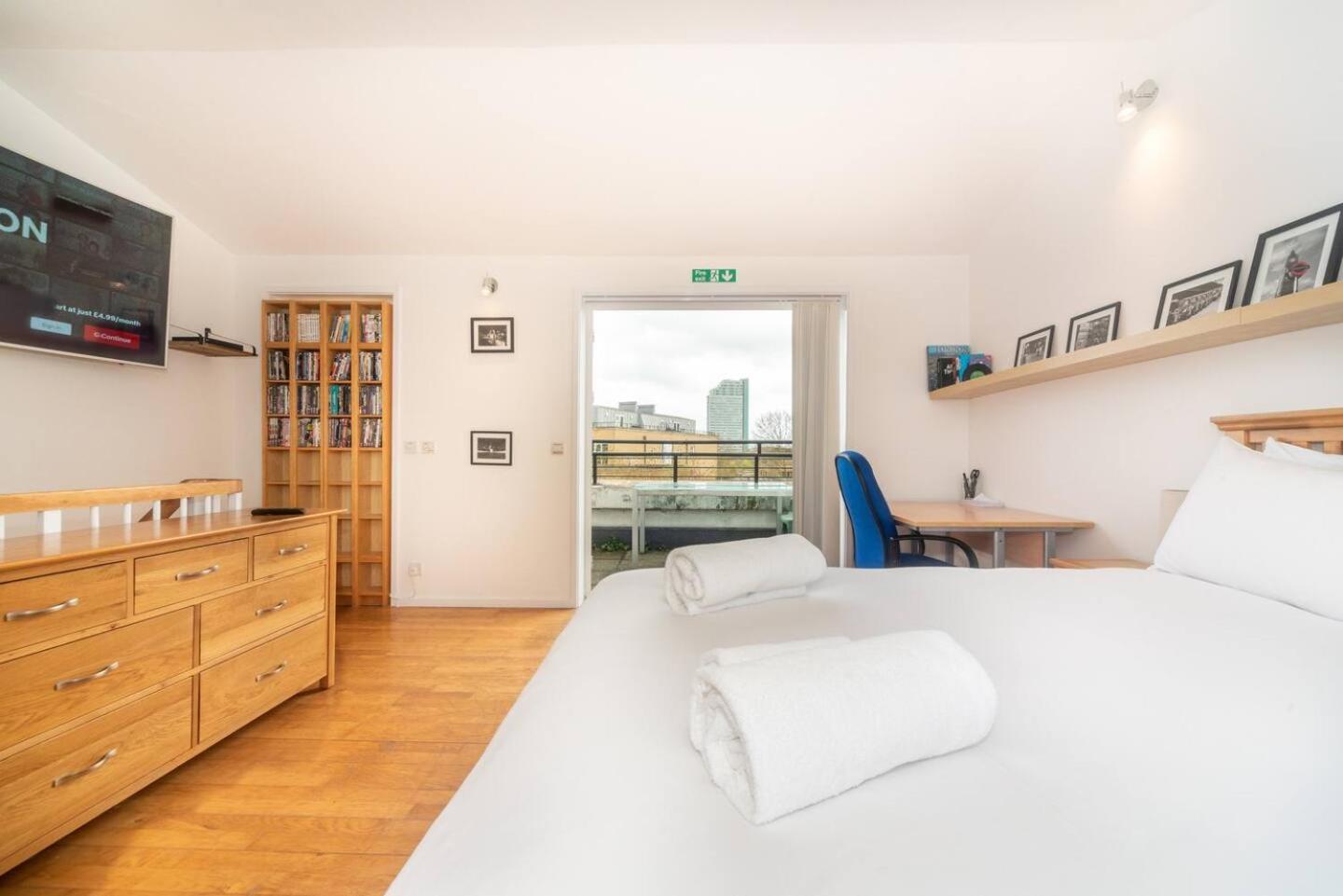 Sunny Maisonette With Views Over Canary Wharf, Londra Esterno foto
