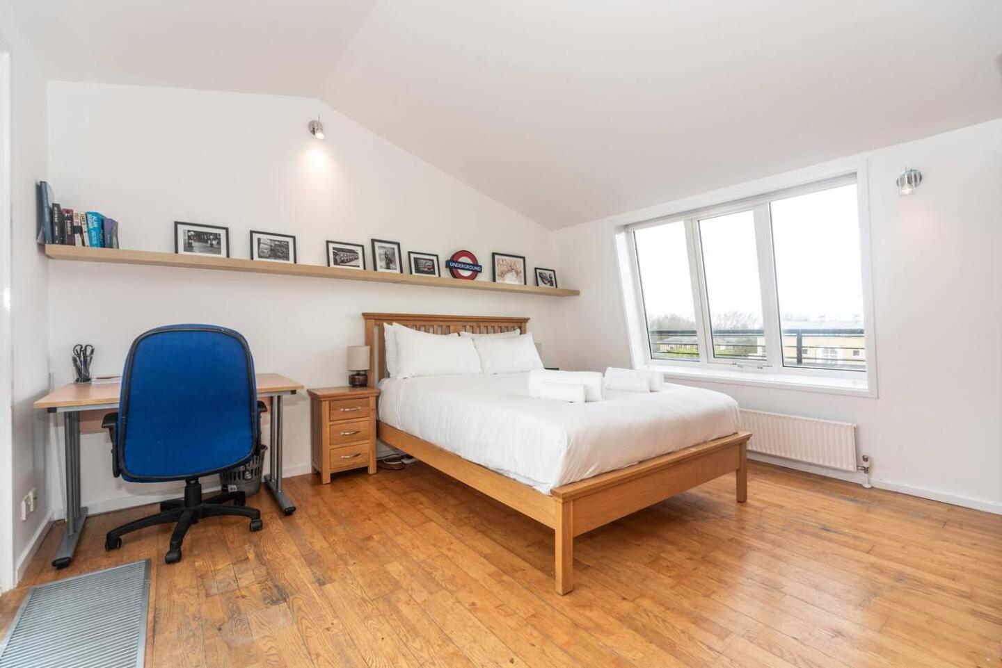 Sunny Maisonette With Views Over Canary Wharf, Londra Esterno foto