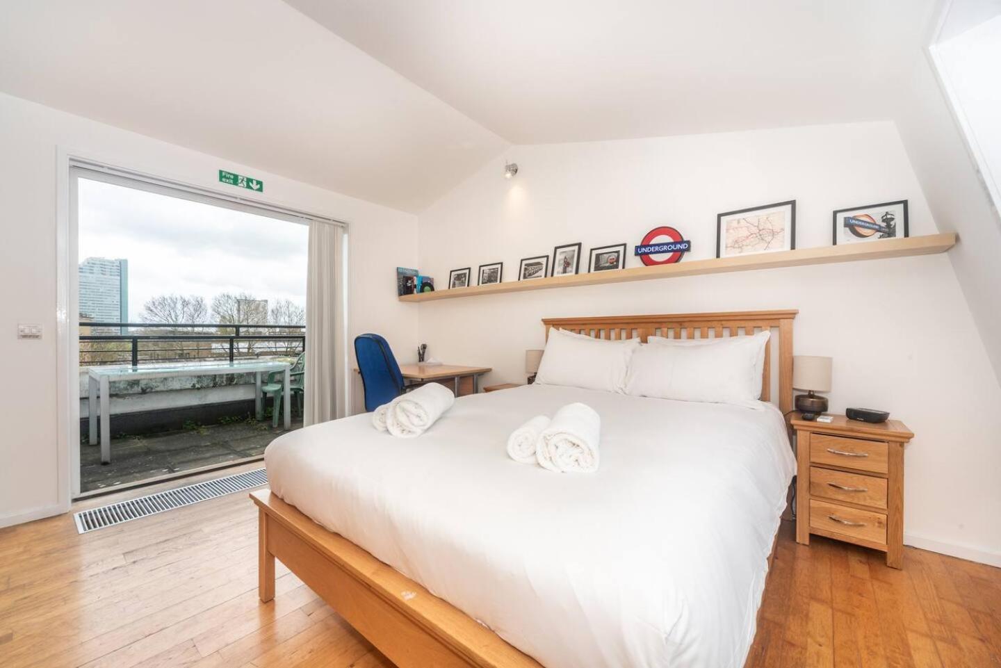 Sunny Maisonette With Views Over Canary Wharf, Londra Esterno foto